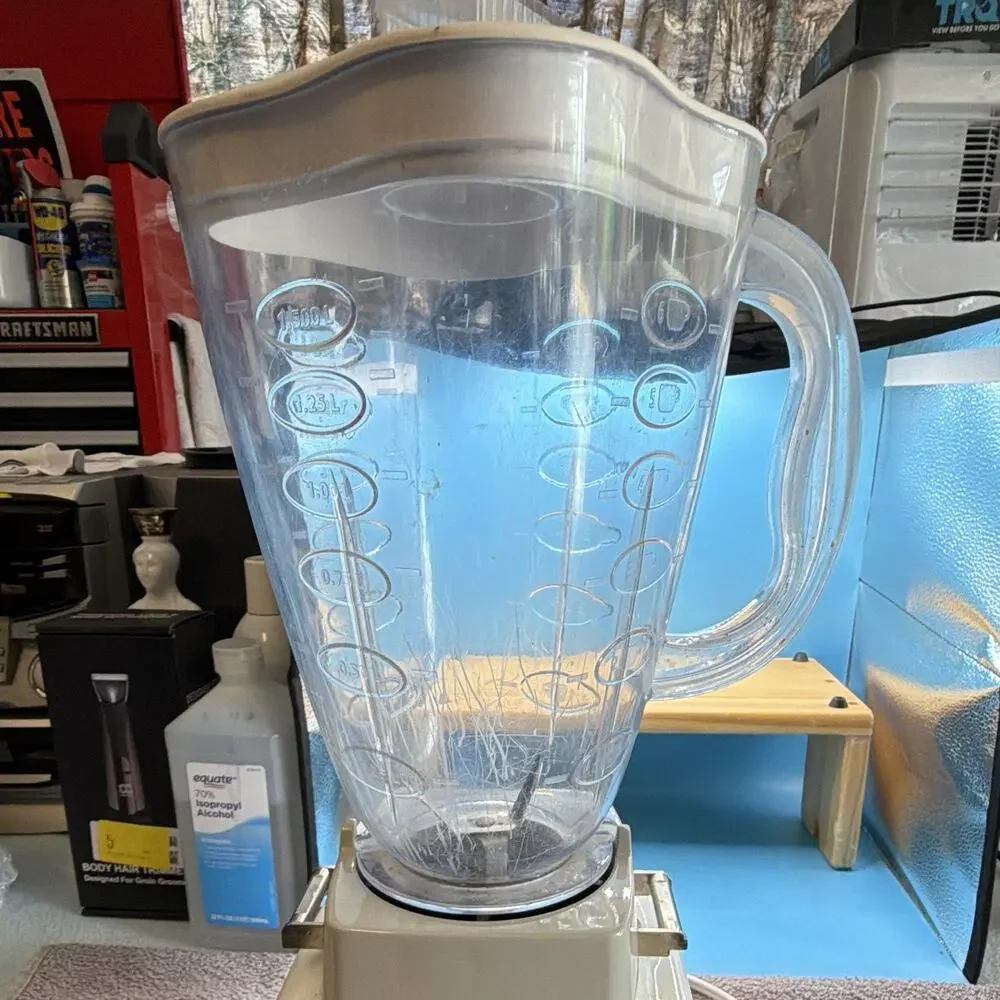 Oster Touch Control Kitchen Center Blender 16-Speed 400W White , plastic Jar Lid